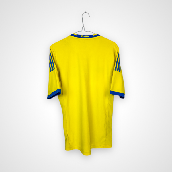 Koszulka piłkarska Szwecja, 2012/13 Home, stan dobry - delikatnie uszkodzony napis climacool oraz zabrudzenie na rękawku.- widok z tyłu