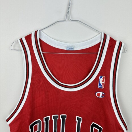 IMG_5129 Chicago Bulls Fußballtrikot, Away, sehr guter Zustand - zwei kleine Flecken auf den Schultern - Nahaufnahme der Vorderseite