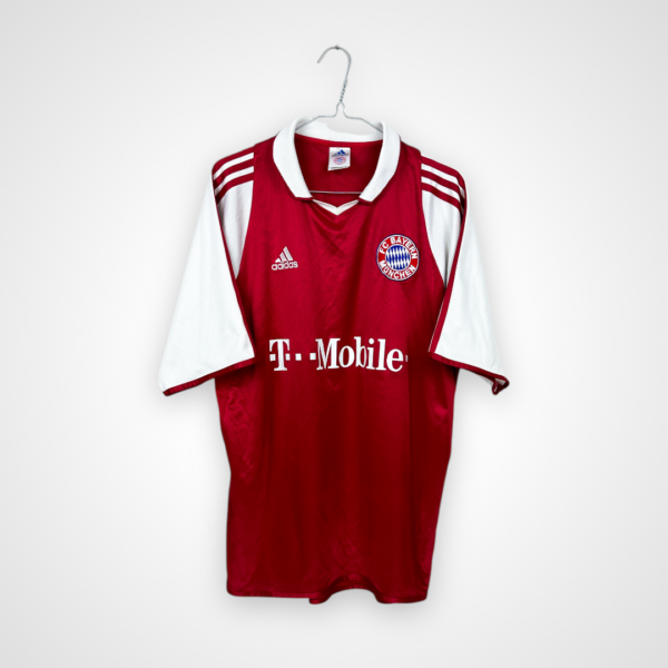 Koszulka piłkarska FC Bayern Monachium, 2004/05 Home, stan dobry - odrobina drobnych zabrudzeń na froncie, kilka mikro zaciągnięć na plecach oraz nieznacznie