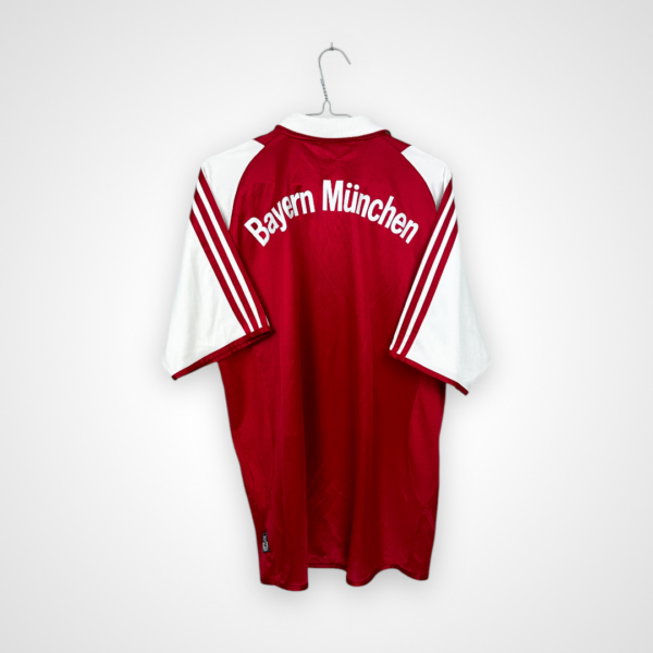 Koszulka piłkarska FC Bayern Monachium, 2004/05 Home, stan dobry - odrobina drobnych zabrudzeń na froncie, kilka mikro zaciągnięć na plecach oraz nieznacznie