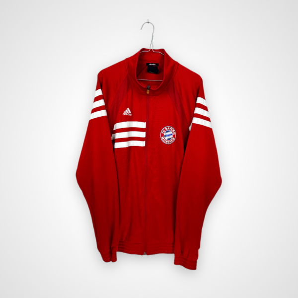 Koszulka piłkarska FC Bayern Monachium, 2013/14, stan bardzo dobry - dwa drobne zabrudzenia oraz jedno mikro zaciągnięcie na froncie.