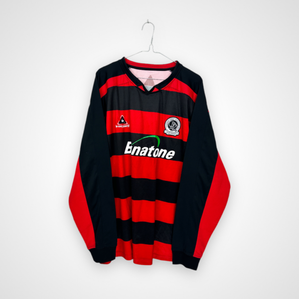 Koszulka piłkarska Queens Park Rangers, 2006/07 Away, stan bardzo dobry - kilka mikro zaciągnięć na froncie, jedno na plecach oraz brak nalepki z rozmiarem na karku.