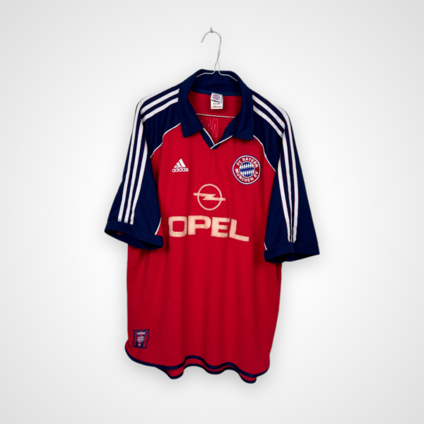 Koszulka piłkarska FC Bayern Monachium, 1999/01 Home, stan zadowalający - sporo mikro zaciągnięć oraz zabrudzone i przebarwione nadruki.