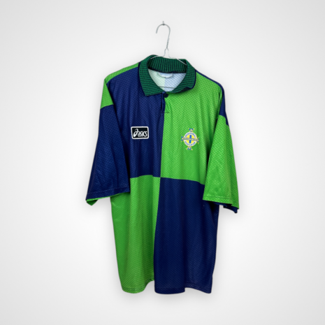 Koszulka piłkarska Irlandia Północna, 1996/98 Home, stan zadowalający - sporo mikro zaciągnięć oraz miejscami pozrywane szwy.