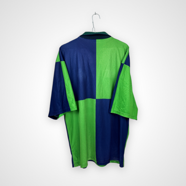 Koszulka piłkarska Irlandia Północna, 1996/98 Home, stan zadowalający - sporo mikro zaciągnięć oraz miejscami pozrywane szwy.- widok z tyłu