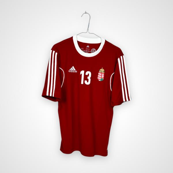 Koszulka piłkarska Węgry, 2012/14 Home, stan bardzo dobry - mikro uszkodzenie na cyfrze na plecach.- widok z tyłu