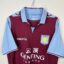 Aston Villa Fußballtrikot, 2012/13 Home, zufriedenstellender Zustand - rissiger Herstelleraufdruck auf den Schultern und Sponsoraufdruck auf der Vorderseite, abgeriebener Stoff am unteren Rand des Trikots