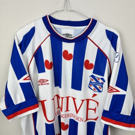 IMG_0102 SC Heerenveen Fußballtrikot, 2002/03 Home, sehr guter Zustand - ein Micro-Pull und ein Fleck auf der Rückseite des Trikots - Nahaufnahme der Vorderseite