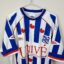 SC Heerenveen Fußballtrikot, 2002/03 Home, sehr guter Zustand - ein Micro-Pull und ein Fleck auf der Rückseite des Trikots - Nahaufnahme der Vorderseite