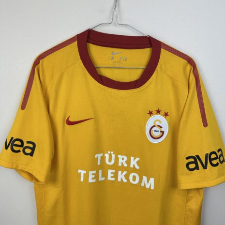 IMG_1443 Galatasaray Fußballtrikot, 2011/12 Away, sehr guter Zustand - Nahaufnahme der Vorderseite