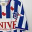 SC Heerenveen Fußballtrikot, 2003/05 Home, zufriedenstellender Zustand - beschädigte Logos auf der Vorderseite und ein paar Mikronähte und Stoffdellen auf dem Rücken.Ansicht