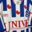 SC Heerenveen Fußballtrikot, 2003/05 Home, zufriedenstellender Zustand - beschädigte Logos auf der Vorderseite und ein paar Mikronähte und Stoffdellen auf dem Rücken.Ansicht