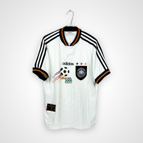Koszulka piłkarska Niemcy, 1996/98 Home, stan bardzo dobry - mikro plamka na rękawku oraz miejscami występujące mikro zaciągnięcia.