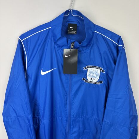 IMG_1883 Preston North End Fußballtrikot, neuwertiger Zustand - Jacke neu, mit Etiketten - Nahaufnahme der Vorderseite