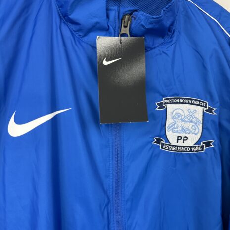 IMG_1885 Preston North End Fußballtrikot, Zustand bnwt - Jacke neu, mit Tags- siehe extra 4