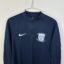 Koszulka piłkarska Preston North End, stan bardzo dobry - cztery mikro zaciągnięcia nad herbem.- zbliżenie na front