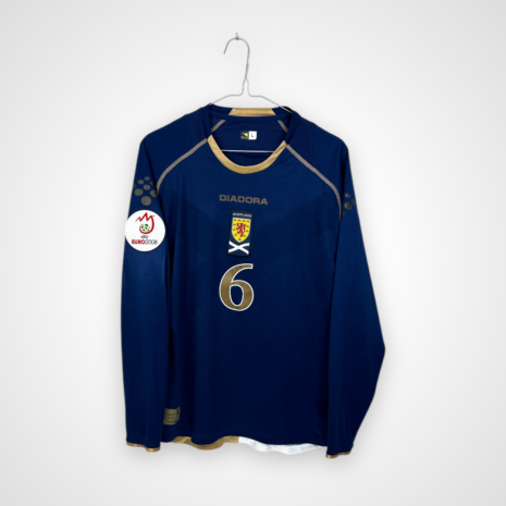 Koszulka piłkarska Szkocja, 2007/08 Home, stan dobry - nieznacznie spękane logo diadora na froncie, mikro zaciągnięcie nad numerem oraz delikatnie odklejający się