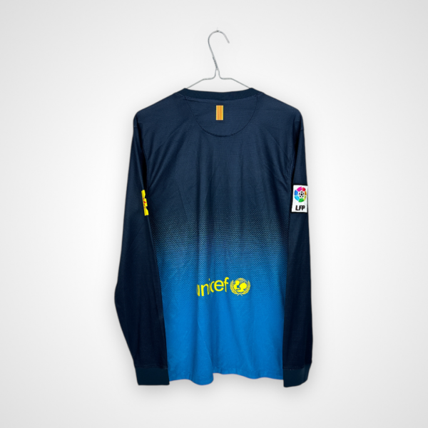 Koszulka piłkarska FC Barcelona, 2012/13, stan dobry - nieznacznie popękane nadruki sponsora z przodu jak i z tyłu koszulki, przetarcie materiału na rękawie oraz