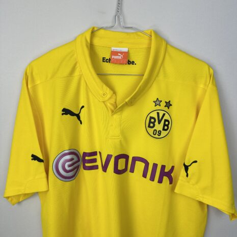 IMG_3782 Borussia Dortmund Fußballtrikot, 2014/15 Home, sehr guter Zustand - ein paar Mikrostiche - Nahaufnahme auf der Vorderseite
