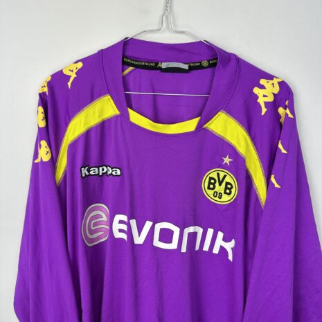 IMG_3797 Fußballtrikot von Borussia Dortmund, Saison 2009/10, sehr guter Zustand – kleiner Riss im Stoff am Ärmel. – Nahaufnahme der Vorderseite