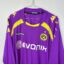 Fußballtrikot von Borussia Dortmund, Saison 2009/10, sehr guter Zustand – kleiner Riss im Stoff am Ärmel. – Nahaufnahme der Vorderseite