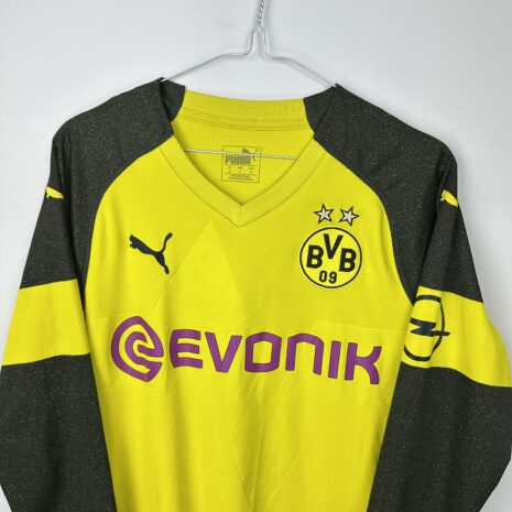IMG_3802 Borussia Dortmund Fußballtrikot, 2018/19 Home, sehr guter Zustand - zwei Mikrozerrungen - Nahaufnahme auf der Vorderseite