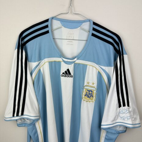 IMG_5627 Argentinien Fußballtrikot, 2006/07 Home, sehr guter Zustand - ein paar Mikroflecken auf der Vorderseite und ein leicht gerissener weißer Streifen unter dem Kragen - Nahaufnahme auf