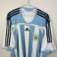 Argentinien Fußballtrikot, 2006/07 Home, sehr guter Zustand - ein paar Mikroflecken auf der Vorderseite und ein leicht gerissener weißer Streifen unter dem Kragen - Nahaufnahme auf