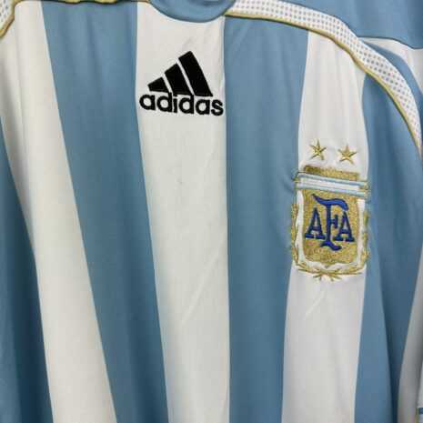 IMG_5628 Argentinien Fußballtrikot, 2006/07 Home, sehr guter Zustand - ein paar Mikroflecken auf der Vorderseite und ein leicht gerissener weißer Streifen unter dem Kragen.ansehen