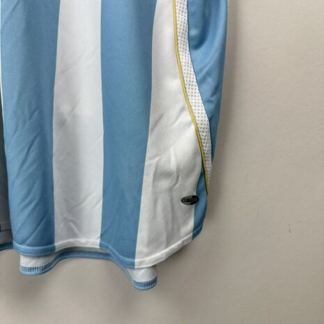 IMG_5629 Argentinien Fußballtrikot, 2006/07 Home, sehr guter Zustand - ein paar Mikroflecken auf der Vorderseite und ein leicht gerissener weißer Streifen unter dem Kragen.ansehen