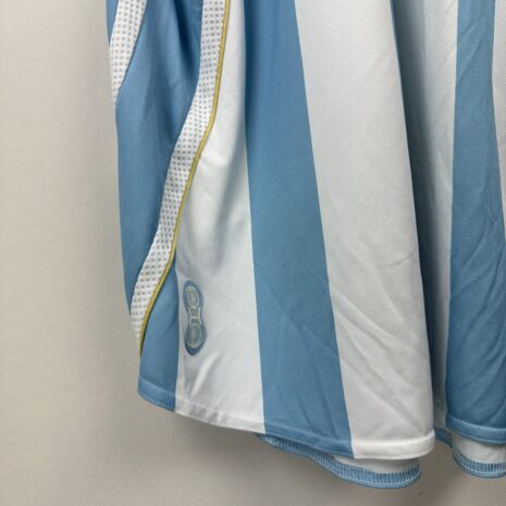 IMG_5630 Argentinien Fußballtrikot, 2006/07 Home, sehr guter Zustand - ein paar Mikroflecken auf der Vorderseite und ein leicht gerissener weißer Streifen unter dem Kragen.ansehen