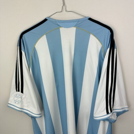 IMG_5631 Argentinien Fußballtrikot, 2006/07 Home, sehr guter Zustand - ein paar Mikroflecken auf der Vorderseite und ein leicht gerissener weißer Streifen unter dem Kragen.ansehen