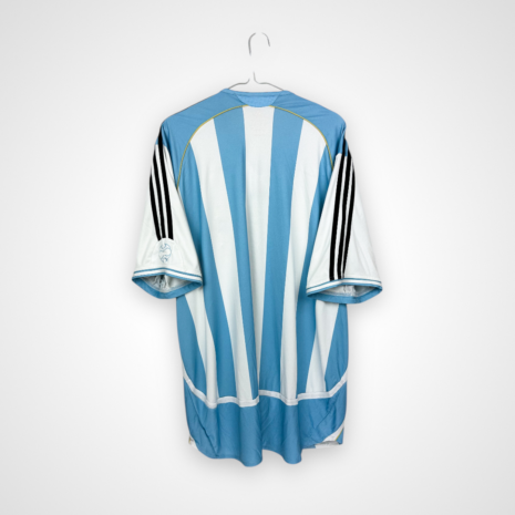 Photoroom_071_20250221_224448 Argentinien Fußballtrikot, 2006/07 Home, sehr guter Zustand - ein paar Mikroflecken auf der Vorderseite und ein leicht gerissener weißer Streifen unter dem Kragen - Rückansicht
