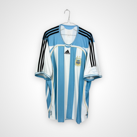 Argentinien Fußballtrikot, 2006/07 Home, sehr guter Zustand - ein paar Mikroflecken auf der Vorderseite und ein leicht gerissener weißer Streifen unter dem Kragen.