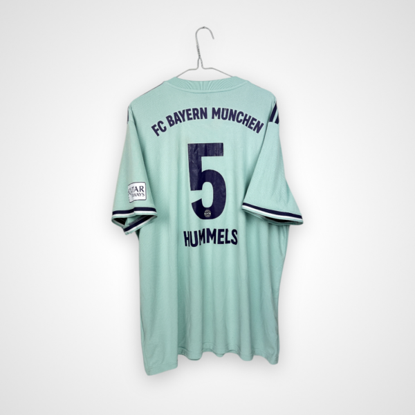 Koszulka piłkarska FC Bayern Monachium, 2018/19 Away, stan dobry - zabrudzenie materiału przy literach l i s na plecach.