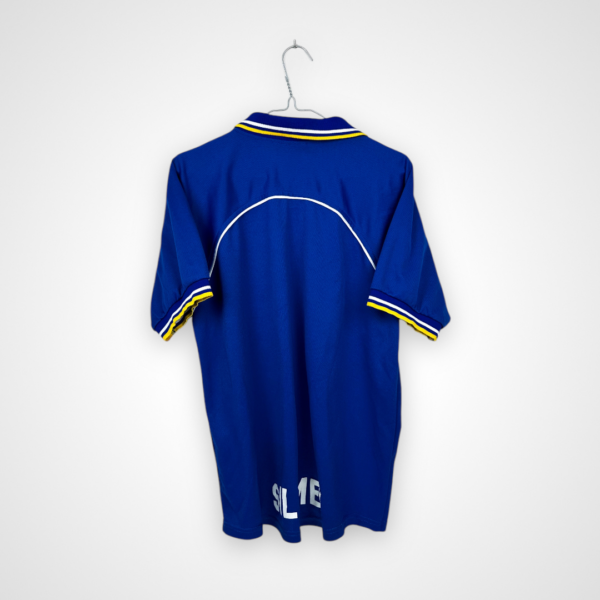 Koszulka piłkarska Macclesfield Town FC, 2001/03 Home, stan bardzo dobry - delikatnie spękany nadruk na plecach oraz mikro zaciągnięcie na rękawku.- widok z tyłu