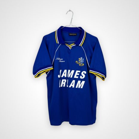 Koszulka piłkarska Macclesfield Town FC, 2001/03 Home, stan bardzo dobry - delikatnie spękany nadruk na plecach oraz mikro zaciągnięcie na rękawku.