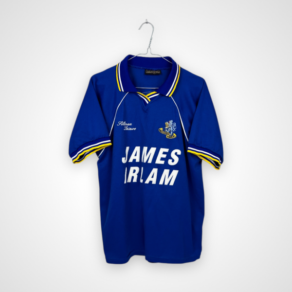 Koszulka piłkarska Macclesfield Town FC, 2001/03 Home, stan bardzo dobry - delikatnie spękany nadruk na plecach oraz mikro zaciągnięcie na rękawku.