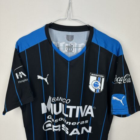 IMG_6985 Koszulka piłkarska Queretaro FC, 2015/16 Home, stan zadowalający - uszkodzony herb klubowy oraz znaczna ilość mikro zaciągnięć.- zbliżenie na front