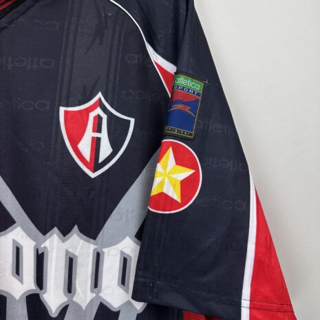 IMG_8067 Atlas FC Fußballtrikot, 1998 Home, befriedigender Zustand - eine beträchtliche Anzahl von Mikroeinrissen und ein paar ziemlich große Einrisse auf der Vorderseite.zusätzliche Ansicht 3
