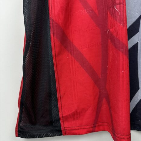 IMG_8070 Atlas FC Fußballtrikot, 1998 Home, befriedigender Zustand - eine beträchtliche Anzahl von Mikrodehnungen und ein paar ziemlich große auf der Vorderseite.zusätzliche Ansicht 6