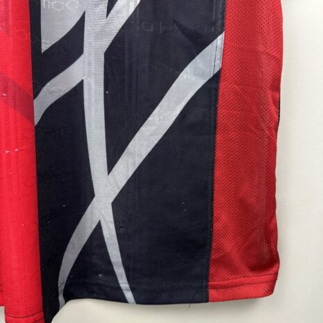 IMG_8071 Atlas FC Fußballtrikot, 1998 Home, zufriedenstellender Zustand - erhebliche Anzahl von Mikrodehnungen und ein paar ziemlich große auf der Vorderseite.zusätzliche Ansicht 7