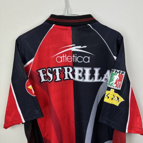 IMG_8072 Atlas FC Fußballtrikot, 1998 Home, zufriedenstellender Zustand - erhebliche Anzahl von Mikrodehnungen und ein paar ziemlich große auf der Vorderseite.zusätzliche Ansicht 8