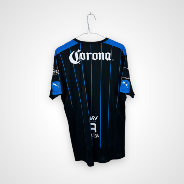 Koszulka piłkarska Queretaro FC, 2015/16 Home, stan zadowalający - uszkodzony herb klubowy oraz znaczna ilość mikro zaciągnięć.- widok z tyłu