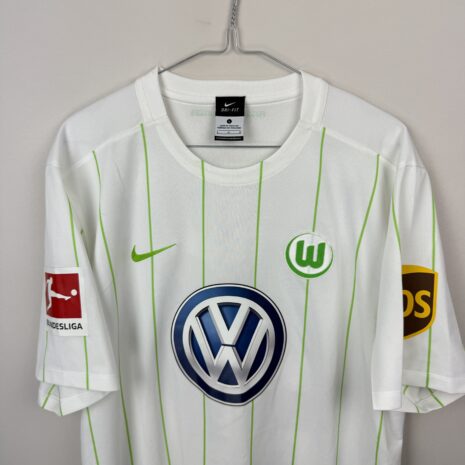 IMG_0773 VFL Wolfsburg Fußballtrikot, 2016/17 Dritter, sehr guter Zustand - leicht verschmutzte Rückennummern - Nahaufnahme der Vorderseite