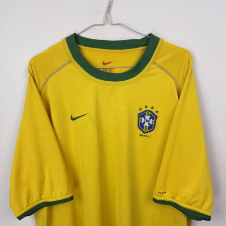 IMG_0882 Brasilien Fußballtrikot, 2000/02 Home, zufriedenstellender Zustand - zwei Mikrolöcher auf der Vorderseite und ein paar kleine Flecken und Risse - Nahaufnahme der Vorderseite