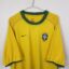 Brasilien Fußballtrikot, 2000/02 Home, zufriedenstellender Zustand - zwei Mikrolöcher auf der Vorderseite und ein paar kleine Flecken und Risse - Nahaufnahme der Vorderseite