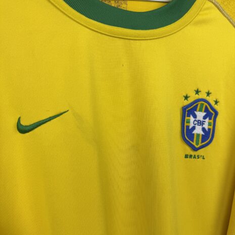 IMG_0884 Brasilien Fußballtrikot, 2000/02 Home, zufriedenstellender Zustand - zwei Mikrolöcher auf der Vorderseite und ein paar kleine Flecken und Risse - siehe extra 4