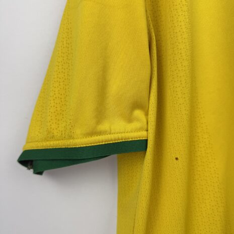 IMG_0885 Brasilien Fußballtrikot, 2000/02 Home, zufriedenstellender Zustand - zwei Mikrolöcher auf der Vorderseite und ein paar kleine Flecken und Zerrungen - siehe extra 5