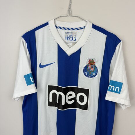 IMG_2126 FC Porto Fußballtrikot, 2011/12 Home, sehr guter Zustand - leichte Micro-Pulls und verwaschener Druck im Nacken - Nahaufnahme der Vorderseite